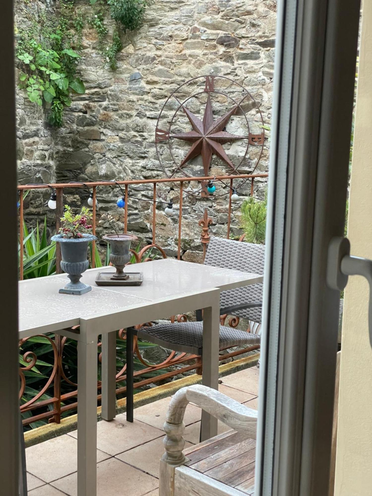 Appartement De 1634 Avec Balcon Au Sud Sur Jardin En Plein Coeur Historique Tréguier Εξωτερικό φωτογραφία