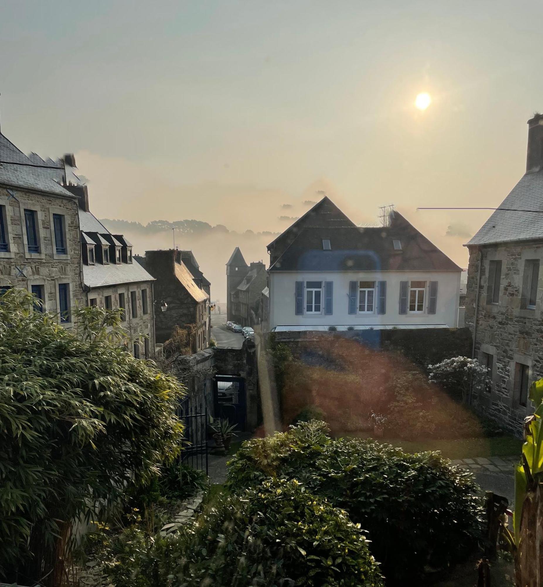 Appartement De 1634 Avec Balcon Au Sud Sur Jardin En Plein Coeur Historique Tréguier Εξωτερικό φωτογραφία